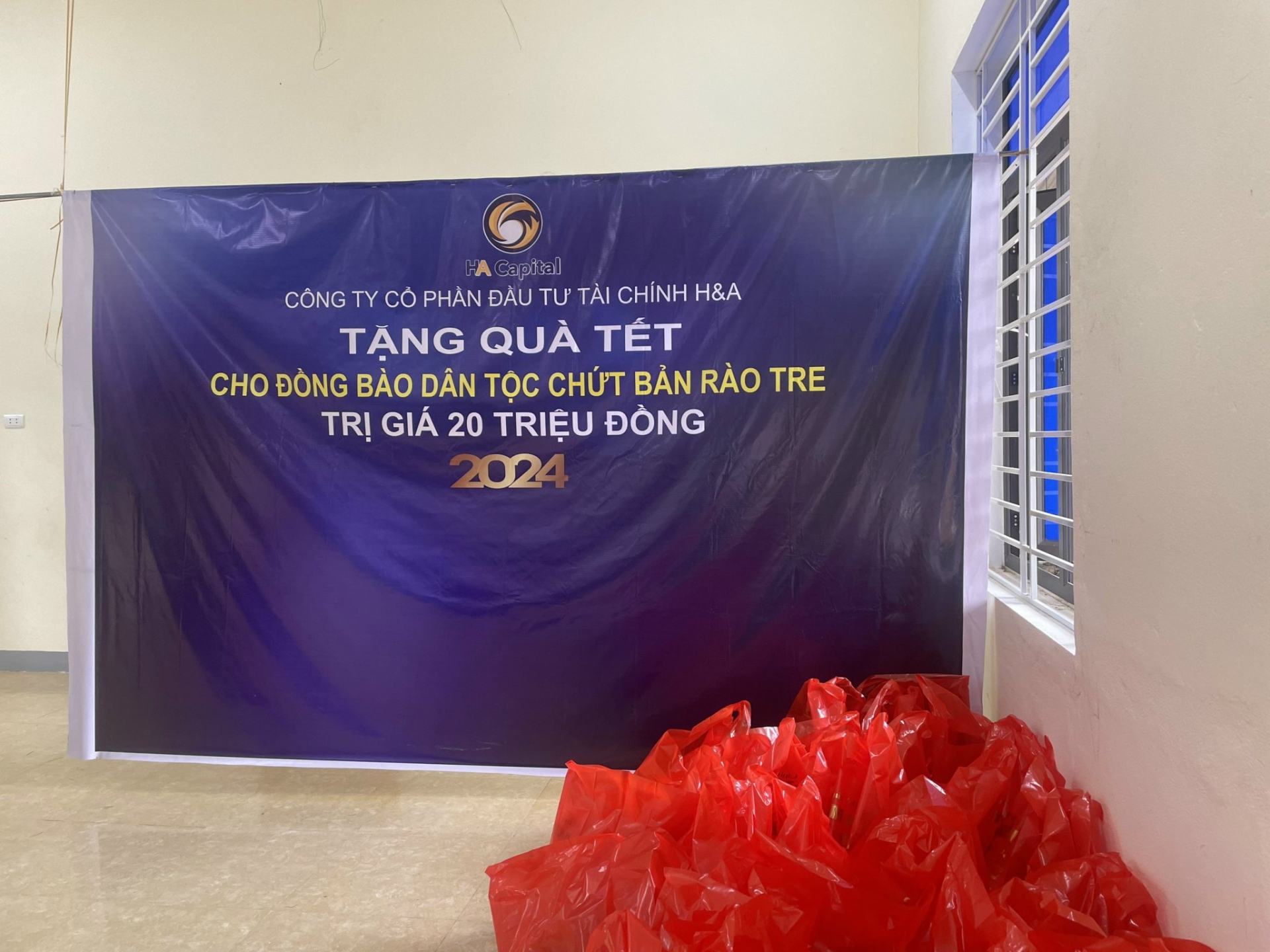 CÔNG TY CỔ PHẦN ĐẦU TƯ TÀI CHINH H&A TẶNG QUÀ TẾT CHO DÂN TỘC CHỨT BẢN RÀO TRE - HÀ TĨNH