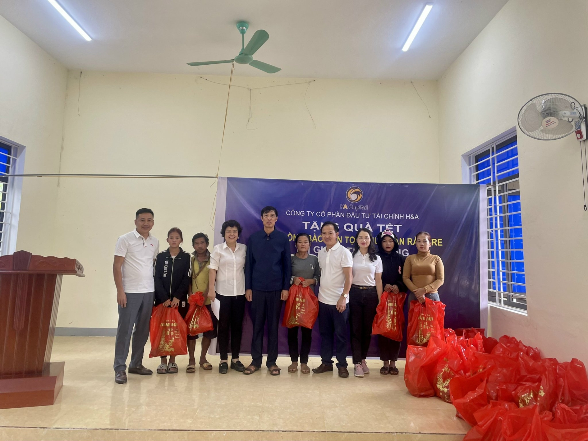 CÔNG TY CỔ PHẦN ĐẦU TƯ TÀI CHINH H&A TẶNG QUÀ TẾT CHO DÂN TỘC CHỨT BẢN RÀO TRE - HÀ TĨNH