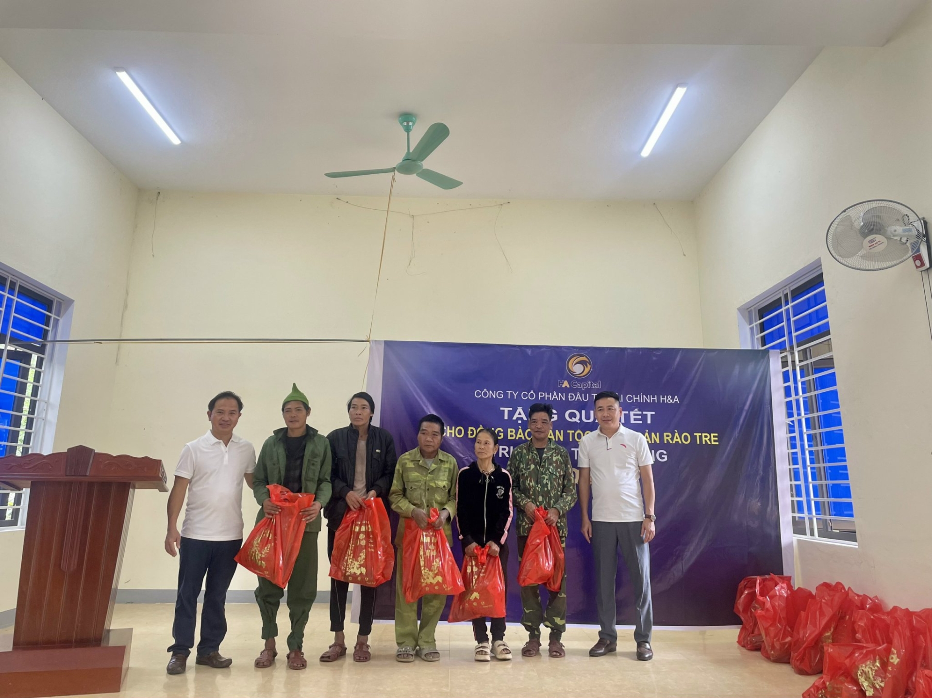 CÔNG TY CỔ PHẦN ĐẦU TƯ TÀI CHINH H&A TẶNG QUÀ TẾT CHO DÂN TỘC CHỨT BẢN RÀO TRE - HÀ TĨNH