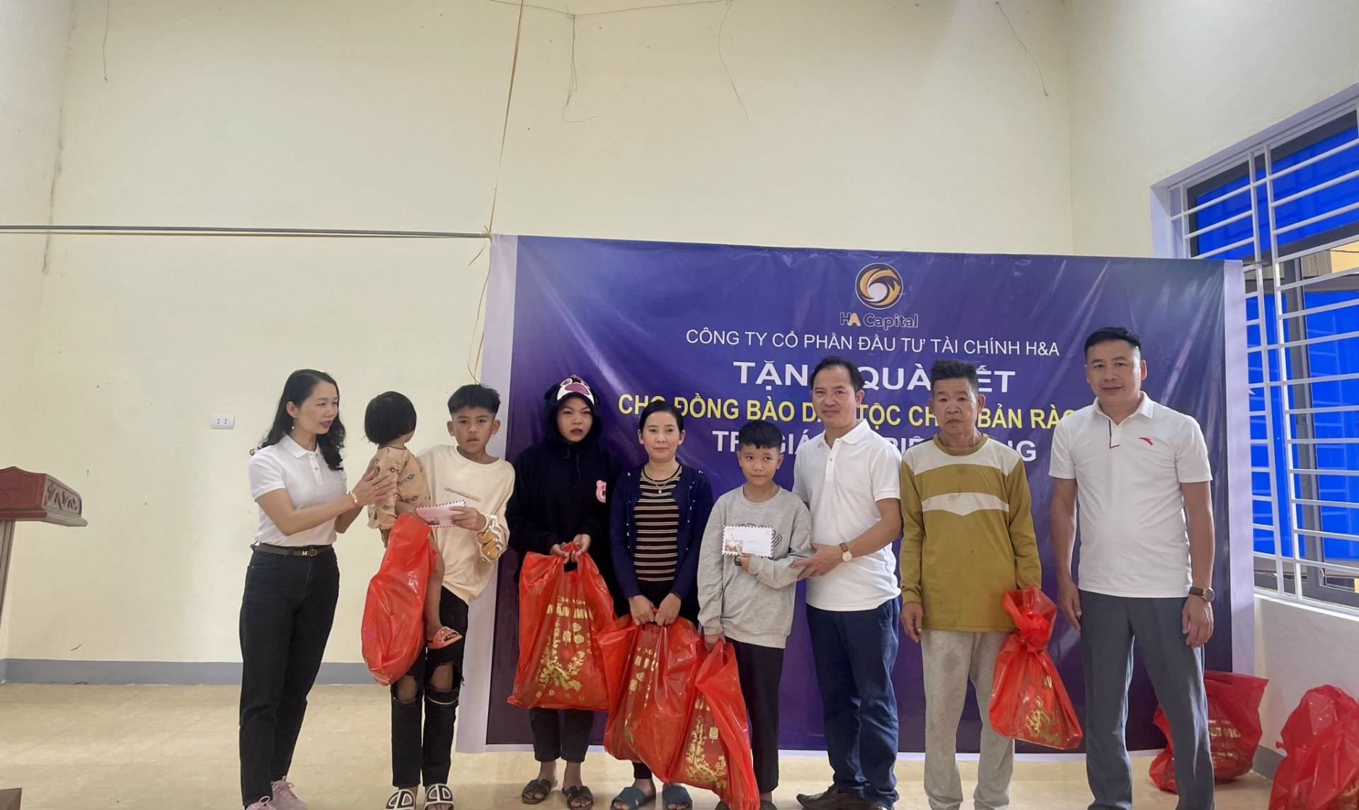 CÔNG TY CỔ PHẦN ĐẦU TƯ TÀI CHINH H&A TẶNG QUÀ TẾT CHO DÂN TỘC CHỨT BẢN RÀO TRE - HÀ TĨNH