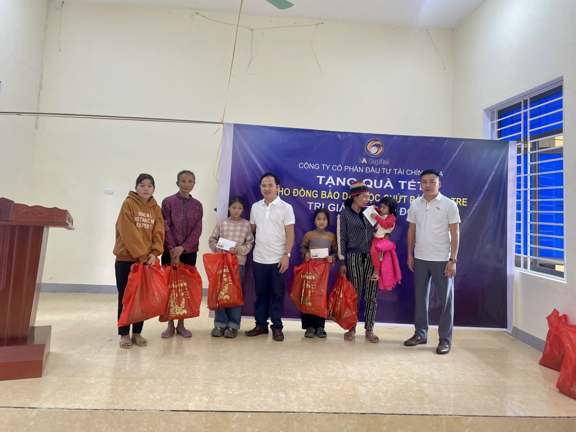 CÔNG TY CỔ PHẦN ĐẦU TƯ TÀI CHINH H&A TẶNG QUÀ TẾT CHO DÂN TỘC CHỨT BẢN RÀO TRE - HÀ TĨNH