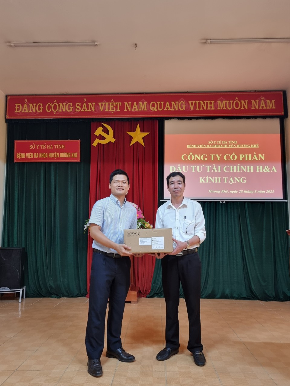 Công ty Cổ phần Đầu tư Tài chính H&A trao tặng thiết bị y tế cho Bệnh viện đa khoa huyện Hương Khê - Hà Tĩnh