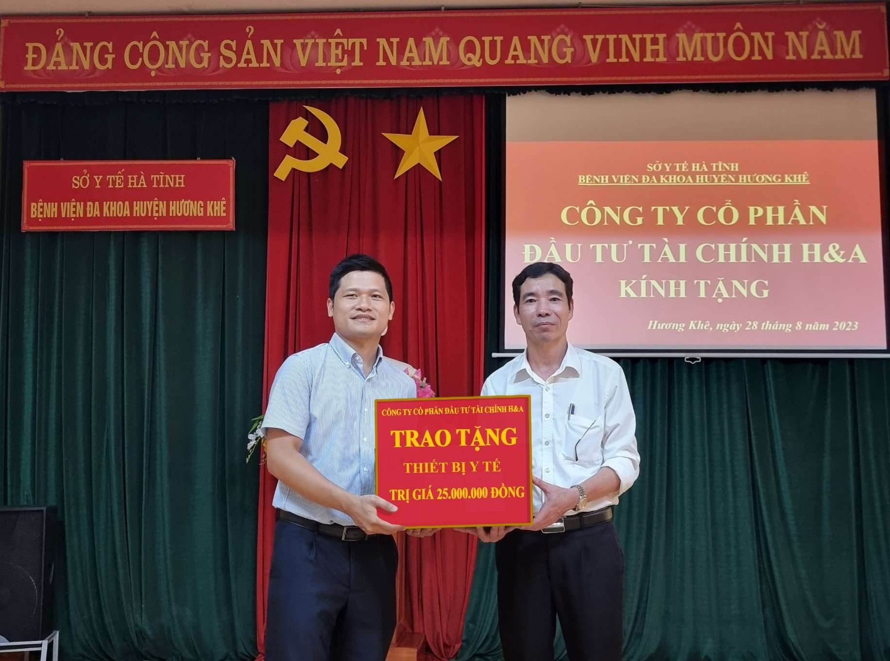 Công ty Cổ phần Đầu tư Tài chính H&A trao tặng thiết bị y tế cho Bệnh viện đa khoa huyện Hương Khê - Hà Tĩnh