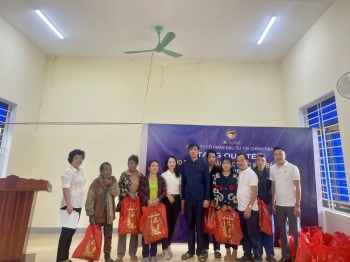 CÔNG TY CỔ PHẦN ĐẦU TƯ TÀI CHINH H&A TẶNG QUÀ TẾT CHO DÂN TỘC CHỨT BẢN RÀO TRE - HÀ TĨNH